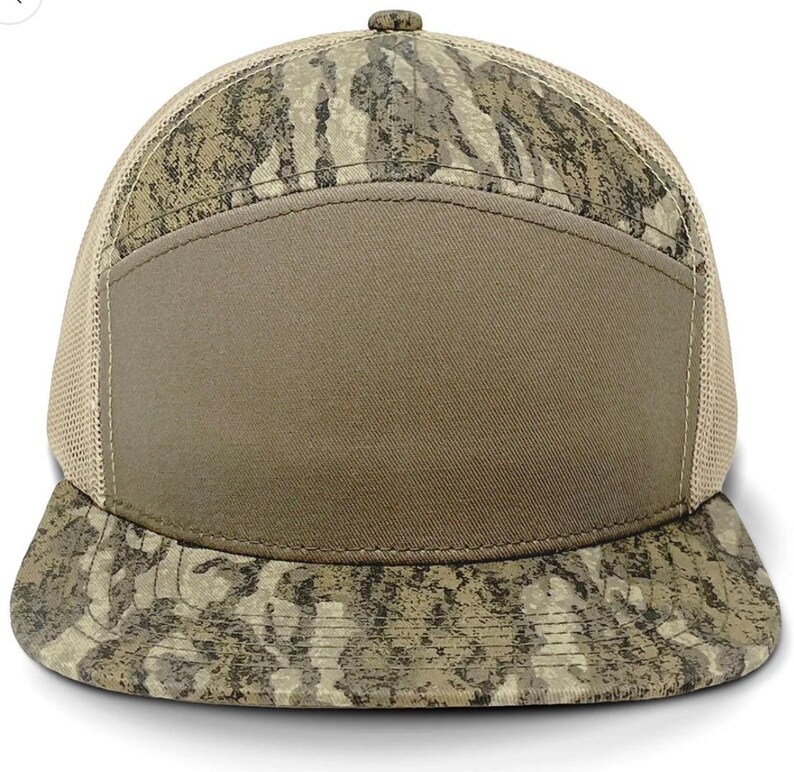 K&ouml;nnte beinhalten: Eine braune und beigefarbene Baseballkappe mit Tarnmuster, einem Netzr&uuml;cken und einem einfarbigen braunen Frontpanel. Die Kappe hat einen gebogenen Schirm.
