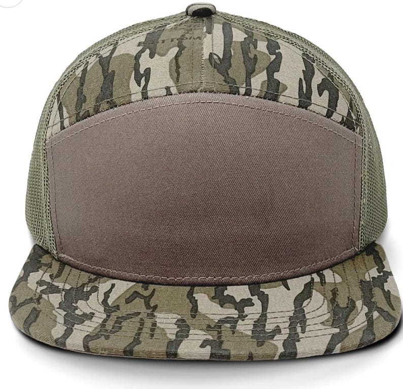 Gorra plana con plumas de pavo y visera plana, camuflaje de roble musgoso Mossy Oak Bottomland