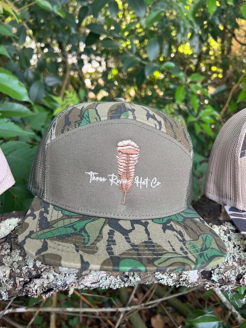 Gorra plana con plumas de pavo y visera plana, camuflaje de roble musgoso Mossy Oak Greenleaf