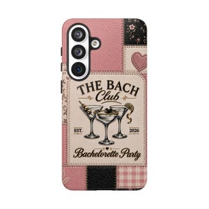 Puede incluir: Una funda de teléfono rosa y beige con un diseño de patchwork. La funda presenta el texto "THE BACH Club" y "Bachelorette Party" con copas de martini. También se ve un corazón y un estampado floral.