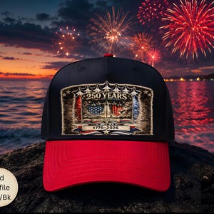 Peut inclure: Une casquette de baseball noire avec une visière rouge arborant un imprimé graphique indiquant 250 YEARS 1776-2026, montrant des avions de chasse, un drapeau américain et un aigle. La casquette a un profil moyen et une étiquette circulaire Mid Profile Red/Bk.