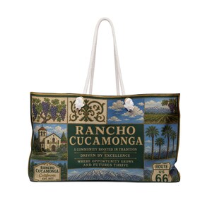 Puede incluir: Un bolso tote con un collage de imágenes de Rancho Cucamonga, que incluye viñedos, un edificio de estilo misión, palmeras y una señal de la Ruta 66. El panel central verde oscuro muestra el texto Rancho Cucamonga, A Community Rooted in Tradition.