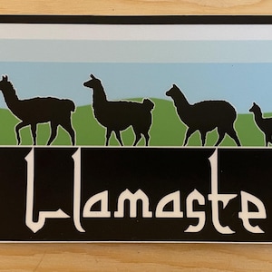 Op de afbeelding: Een zwart-witte sticker met een silhouet van vier lama's die over een groen veld lopen met een blauwe lucht op de achtergrond. De tekst "Llamastre" staat in wit onderaan de sticker.