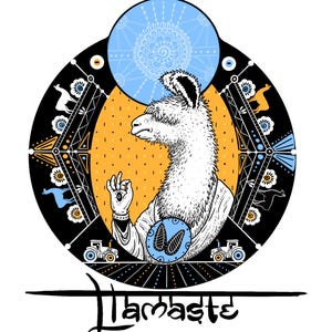 Op de afbeelding: Gedetailleerde illustratie van een lama in een meditatieve pose, omringd door geometrische vormen en patronen. Het ontwerp maakt gebruik van een kleurenpalet van zwart, geel, blauw en wit, met het woord "Lamaste" in een gestileerd lettertype.