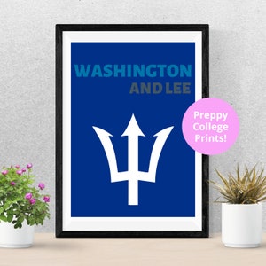 Puede incluir: Una impresión enmarcada con un fondo azul y un símbolo de tridente blanco. El texto "WASHINGTON AND LEE" está en la parte superior de la impresión. Un círculo rosa con el texto "Preppy College Prints!" está en la esquina inferior derecha.