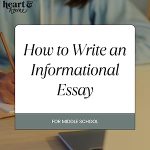 Op de afbeelding: Een witte rechthoekige afbeelding met de tekst "How to Write an Informational Essay" en "FOR MIDDLE SCHOOL" op een houten bureau. De afbeelding heeft een vage achtergrond met een persoon die een lichtblauwe hoodie en een laptop draagt.