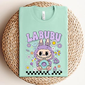 Camiseta de dona floral de Labubu, camiseta con personaje de dibujos animados pastel, camiseta estética kawaii, sudadera con gráfico de Labubu