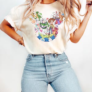 Camiseta de Toy Story, camiseta de Toy Story de Disney World, camiseta con la cabeza de Mickey, camiseta con personajes de la película Toy Story, camisetas de Jessie y Buzz imagen 1