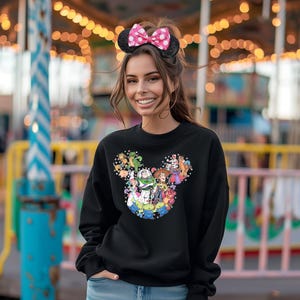 Camiseta de Toy Story, camiseta de Toy Story de Disney World, camiseta con la cabeza de Mickey, camiseta con personajes de la película Toy Story, camisetas de Jessie y Buzz imagen 2