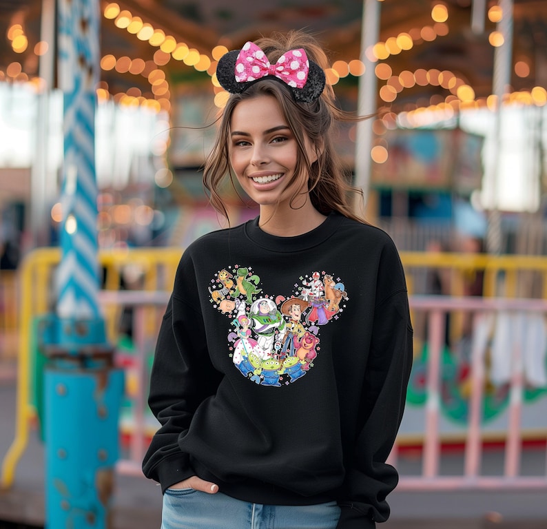 Camiseta de Toy Story, camiseta de Toy Story de Disney World, camiseta con la cabeza de Mickey, camiseta con personajes de la película Toy Story, camisetas de Jessie y Buzz imagen 2