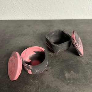 Jewelry tin Black and Red-Pink/ mini tin/ ring box/ decorative tins/ gift idea/ decorative box/ black red marbled/ tin