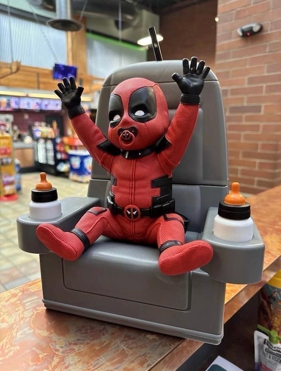 デッドプールとウルヴァリンの「ベビープール」ポップコーンバケツ