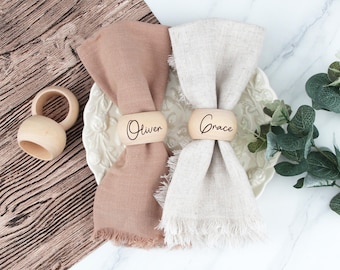 Ronds de serviette personnalisés Couverts de table pour mariage, Plaques nominatives en bois gravées, Porte-noms d'invité personnalisés, Décoration de mariage rustique