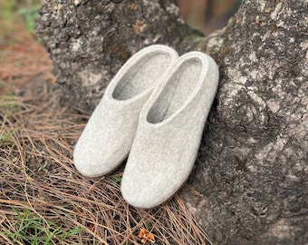 Pantoufles d'extérieur en laine faites main : semelle en caoutchouc marron clair, respectueuses de l'environnement