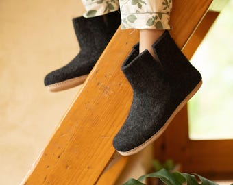 Botas de lana hechas a mano para interiores: suela de cuero gris carbón.