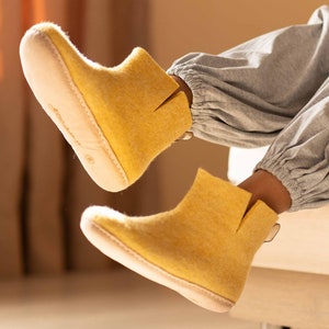 Mosterdkleurige indoorschoenen met leren zool: handgemaakt, comfortabel schoeisel