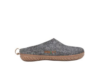 Pantuflas de exterior de fieltro de lana gris carbón hechas a mano con suela de goma.