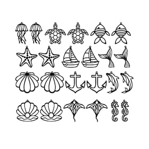 Puede incluir: Una colecci&oacute;n de dijes con contorno negro con tem&aacute;tica marina, que incluye medusas, tortugas, peces, estrellas de mar, veleros, colas de sirena, conchas, anclas, delfines, rayas y caballitos de mar.