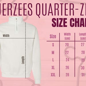 K&ouml;nnte beinhalten: Gr&ouml;&szlig;entabelle f&uuml;r einen wei&szlig;en Quarter-Zip-Sweatshirt mit Ma&szlig;en in Zentimetern. Die Tabelle zeigt die Gr&ouml;&szlig;en S bis XXL mit den entsprechenden Breiten- und L&auml;ngenma&szlig;en.