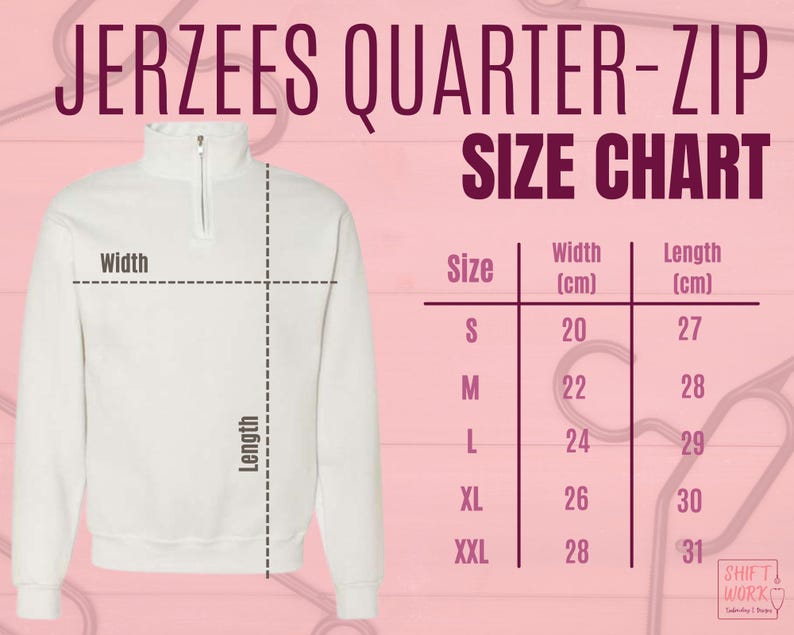 K&ouml;nnte beinhalten: Gr&ouml;&szlig;entabelle f&uuml;r einen wei&szlig;en Quarter-Zip-Sweatshirt mit Ma&szlig;en in Zentimetern. Die Tabelle zeigt die Gr&ouml;&szlig;en S bis XXL mit den entsprechenden Breiten- und L&auml;ngenma&szlig;en.