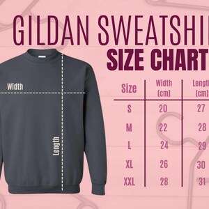 Może przedstawiać: Tabela rozmiar&oacute;w dla bluz Gildan, pokazująca szerokość i długość w centymetrach dla rozmiar&oacute;w S, M, L, XL i XXL.