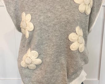 Sleeveless sweater with added floral detail