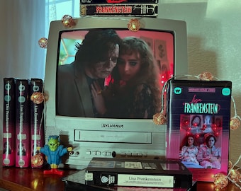 Housse VHS à clapet personnalisée Lisa Frankenstein (SANS BANDE adhésive)