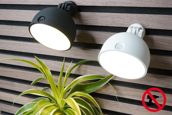 Akku-LED-Wandlampe für Akustikpaneele ohne Bohren – kabellose Leuchte für Lamellenwand, dimmbar und stufenlos verstellbar