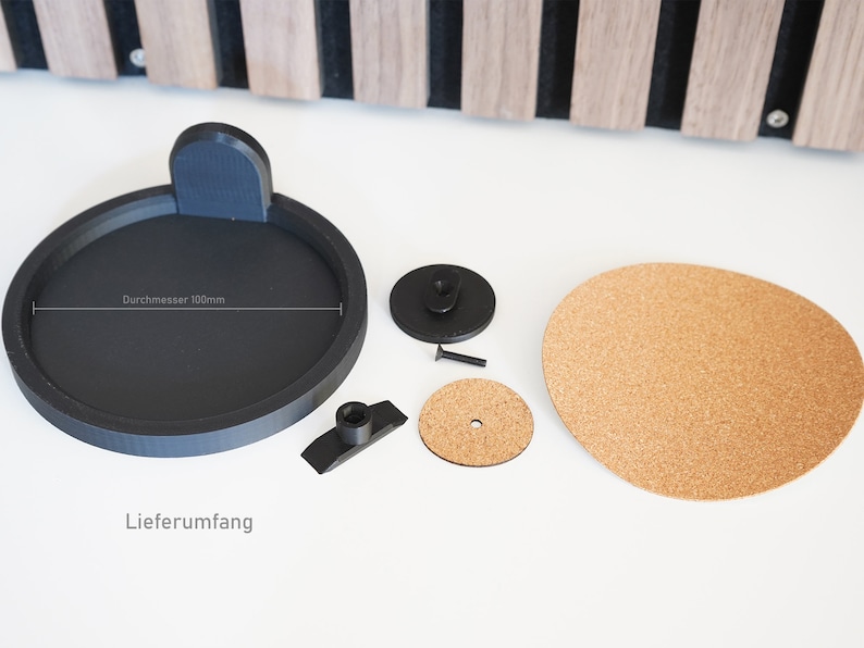 K&ouml;nnte beinhalten: Eine schwarze Plattentellermatte mit einem Durchmesser von 100 mm, eine schwarze Plattenteller-Slipmat, eine schwarze Plattenteller-Spindel, eine schwarze Schraube, eine schwarze Plattenteller-Klemme, eine Kork-Plattenteller-Slipmat und der Text "Durchmesser 100mm" und "Lieferumfang".