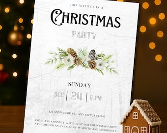 Könnte beinhalten: Eine Weihnachtsparty-Einladung mit dem Text "Christmas Party". Die Einladung enthält Datum, Uhrzeit und Adresse. Ein Lebkuchenhaus befindet sich im Vordergrund. Dekoriert mit Tannenzapfen.