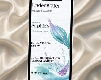 Könnte beinhalten: Ein Smartphone zeigt eine Einladung zum Geburtstag mit Meerjungfrauen-Motiv. Die Einladung enthält die Wörter "Underwater" und "WONDERS AWAIT!" in einer stilisierten Schriftart. Die Einladung enthält Details für Sophies 5. Geburtstagsparty mit Datum, Uhrzeit und Ort.