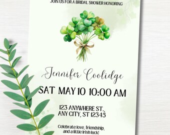 Könnte beinhalten: Einladungskarte zur Brautparty mit einer Illustration eines Kleeblumenstraußes. Der Text "Join us for a bridal shower honoring Jennifer Coolidge" und die Veranstaltungsdetails sind enthalten.