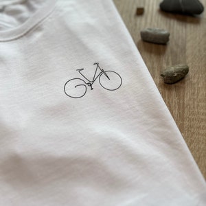 T-Shirt mit Fahrradmotiv auf linker Brust