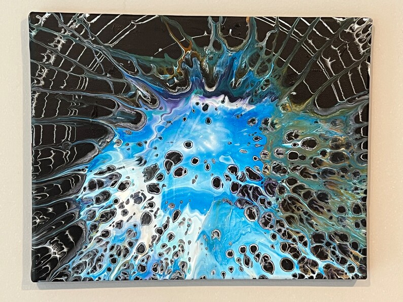 K&ouml;nnte beinhalten: Abstraktes Gem&auml;lde mit einem Farbschema in Blau, Wei&szlig; und Schwarz. Die Farbe wurde gegossen und verwirbelt, um ein einzigartiges Design mit einem netzartigen Muster zu schaffen.