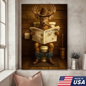 Lienzo decorativo con un divertido ciervo para el baño – Decoración rústica de un pabellón de caza – Un ciervo con sombrero de vaquero leyendo "Deer News" en el inodoro
