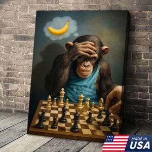 Può includere: Stampa su tela di uno scimpanzé pensieroso che gioca a scacchi, con un grembiule blu. Una banana gialla fluttua in una nuvoletta sopra la sua testa. Lo sfondo è un muro di mattoni.