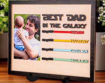 "Best Dad in The Galaxy Personalisiertes Schild mit Gravur aus Holz | Star Wars Lichtschwert Schild für Papa | Vatertagsgeschenke von Kindern