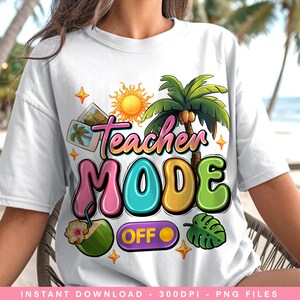 Puede incluir: Camiseta blanca con un diseño gráfico colorido. El diseño presenta las palabras "Teacher MODE OFF" con una palmera, un sol y un coco. El texto está en una fuente retro y juguetona, con un tema de vacaciones tropicales.