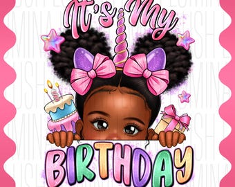 Puede incluir: Una ilustración digital de una niña con piel morena y cabello negro rizado asomándose por encima de un cartel que dice "It's My Birthday". El cartel está decorado con letras de colores y purpurina. La niña lleva una diadema de unicornio rosa y un lazo rosa. Está sosteniendo un pastel de cumpleaños y un regalo.