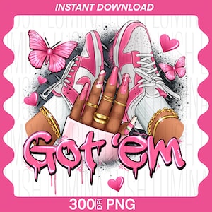 Puede incluir: Zapatillas rosas y blancas con una mano que lleva esmalte de uñas rosa y anillos dorados. El texto "Got 'em" está escrito en estilo graffiti rosa.