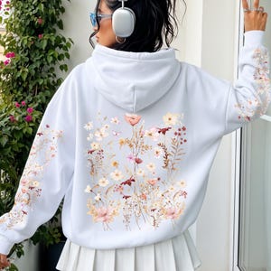 Felpa con cappuccio Wildflowers Cottagecore Botanical Floral Graphics Flower Loving Gift Felpa Boho Nature Floral Aesthetics immagine 3
