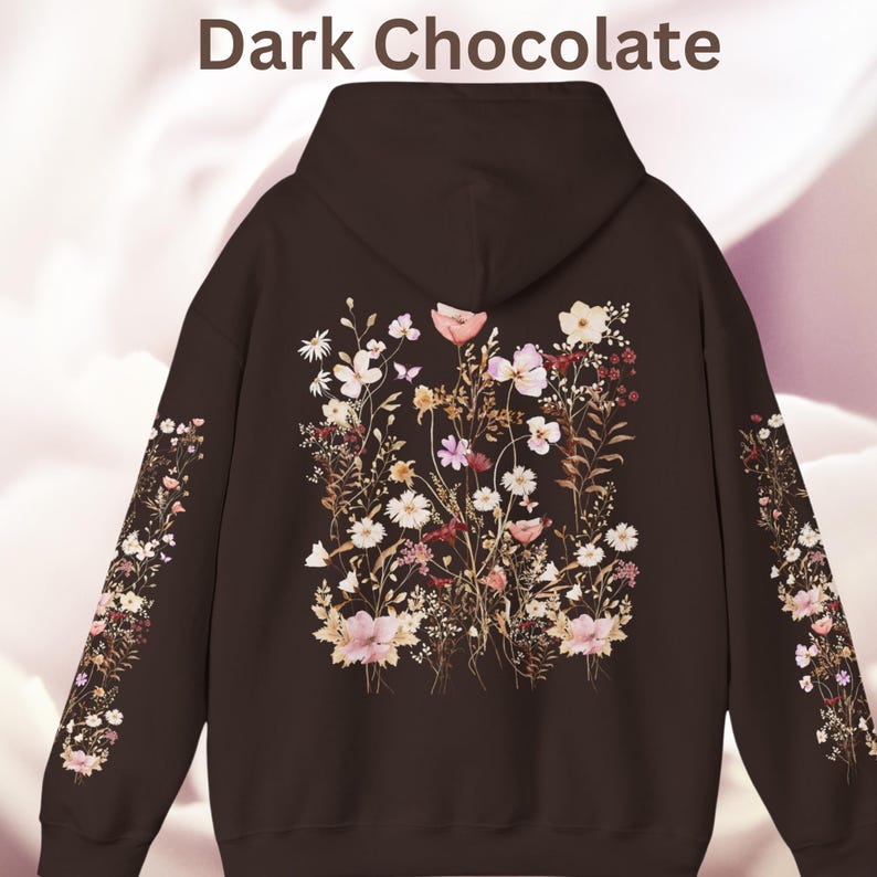 Pu&ograve; includere: Felpa con cappuccio marrone cioccolato scuro con una stampa floreale che presenta una variet&agrave; di fiori e foglie in tonalit&agrave; di rosa, bianco e marrone.