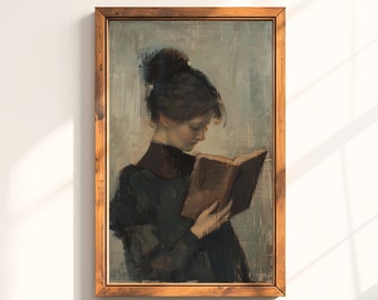 Puede incluir: Una pintura enmarcada de una mujer con un vestido oscuro leyendo un libro. La pintura está sobre un fondo azul claro y tiene un marco de madera.