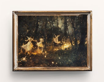 Op de afbeelding: Een ingelijst schilderij van een donker boslandschap met vier feeën die door de lucht vliegen. De feeën dragen witte jurken en hebben gloeiende vleugels. Het bos wordt verlicht door vuurvliegjes, wat een magische sfeer creëert.