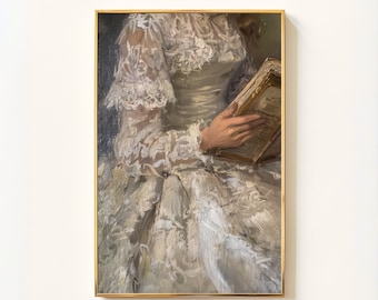 Puede incluir: Una pintura al óleo vintage en un marco dorado representa a una mujer con un vestido blanco de encaje sosteniendo un libro abierto. La pintura tiene un ambiente suave y romántico.