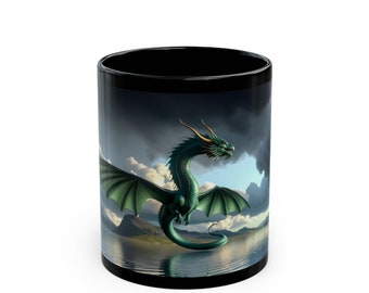 Dragón esmeralda flotando sobre la taza de café con espejo del lago azul, regalo perfecto para los amantes de los dragones