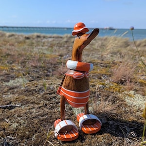 Bambus-Ente „Strandurlauber“ – Ente mit Schwimmring (ca. 25 cm) Orange/Blau - Bamboo Wooden Runner Duck with Swim Ring