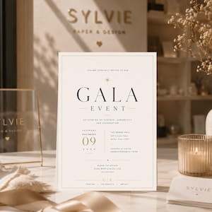 Op de afbeelding: Een rechthoekige uitnodigingskaart met een crèmekleurige achtergrond en zwarte schreefletters. De tekst luidt GALA EVENT, Saturday November 09 2024, The Grand Hall, 200 Crescent Court, Dallas, Texas 75201, inclusief details voor een gala-evenement.