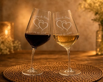 Bicchieri personalizzati per anniversario - calici da vino curvi con nome e data - set da 2, in vetro sagomato a mano da Lauscha