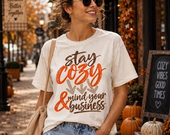 „Stay Cozy & Mind Your Business“ (PNG), Lustiges Zitat für Introvertierte (PNG), Gemütliches Herbst-Sublimationsdesign, Digitaler Download zum Thema Selbstfürsorge